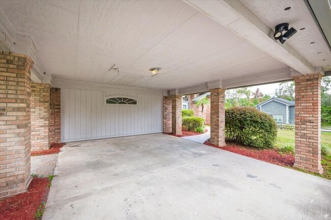 Building Photo - Beautiful 4BR Home with Fireplace, Screene...