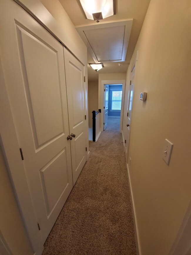 Building Photo - Beautiful townhouse close to uptown