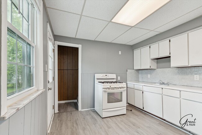 Building Photo - Two Bedroom Home in St Clair Shores - $1,400