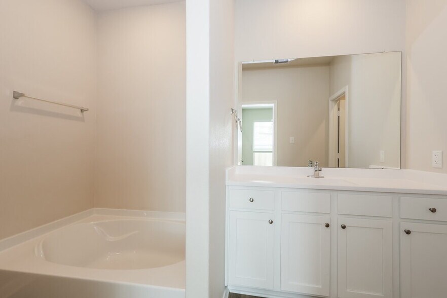 Building Photo - 15652 Plum Brk Dr
