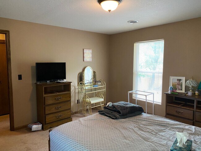 Building Photo - 818 Bluemont Ave