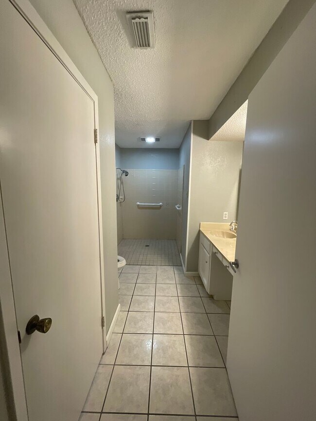 Building Photo - 4625 Vail St