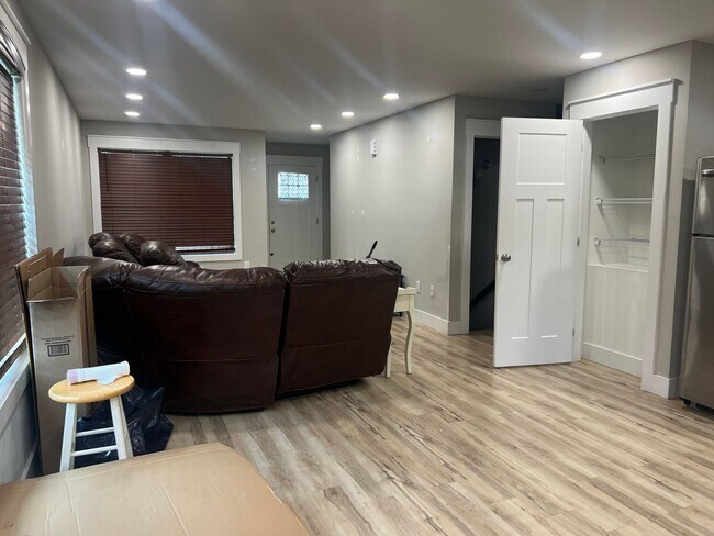 Building Photo - Beautiful home 3 minutes from ETSU!