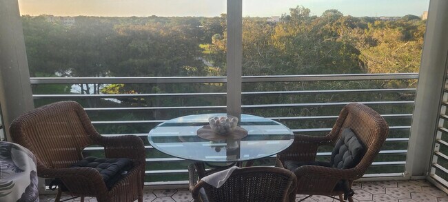 Building Photo - 625 Oaks Dr