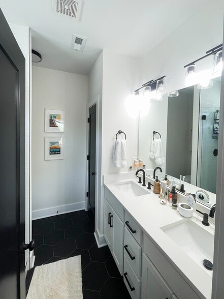 Building Photo - 3051 Hillside Rd