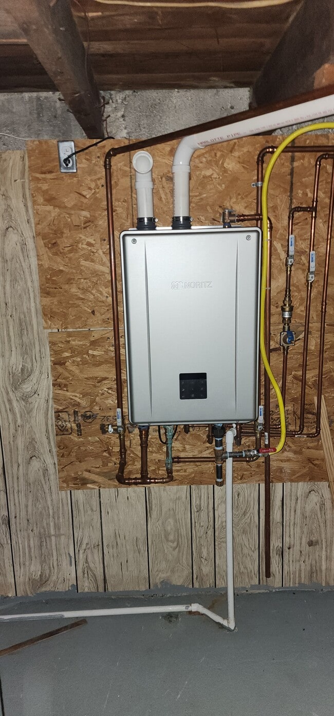 Building Photo - 639 Clinton St