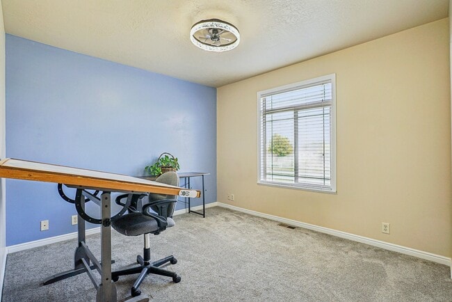 Building Photo - 340 W Wrathall Ln