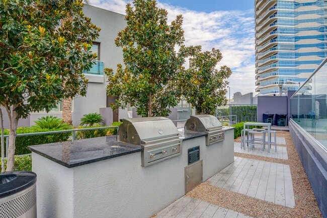 Building Photo - Fully Furnished 2 Bedroom 2 Bath High Rise with Strip Views