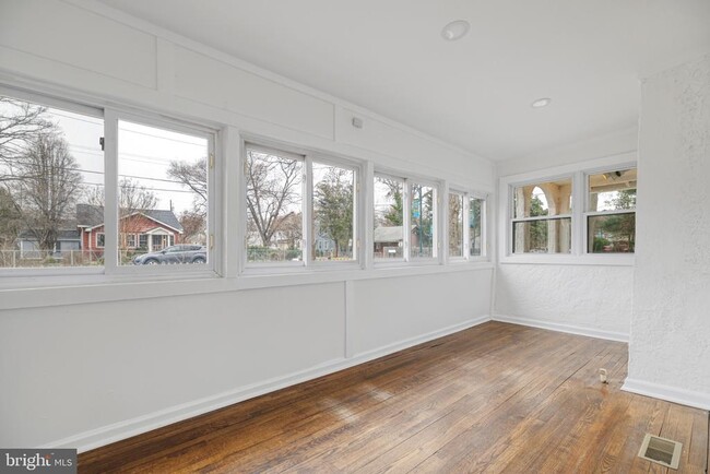 Building Photo - 5123 Crittenden St