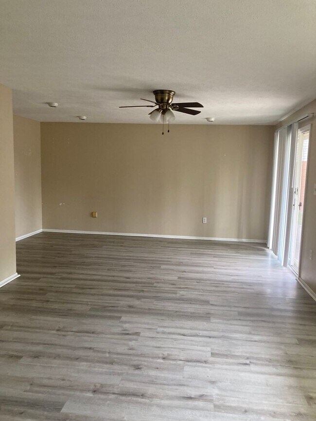 Building Photo - Must See! Large 3 Bedroom, 2 Bath Ranch Ho...