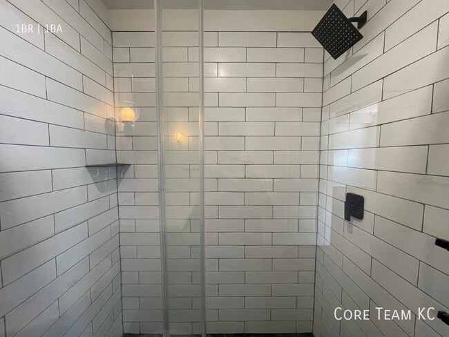 Building Photo - 320 W 7th St