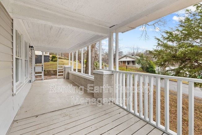 Building Photo - 1900 15th Ct N