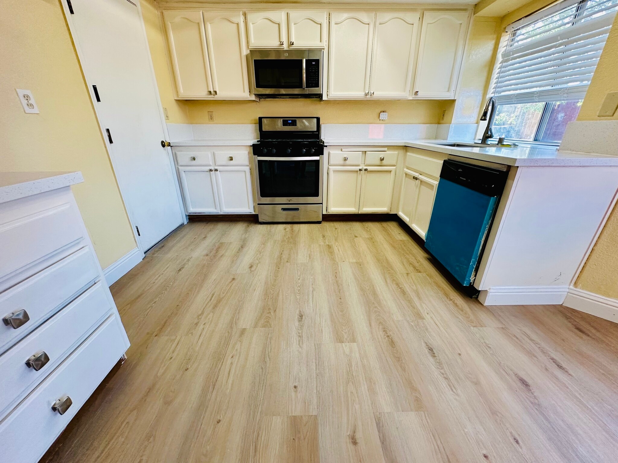 Kitchen - 1975 Clearbrook Ct