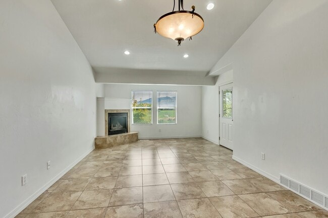 Building Photo - 93 River View Dr