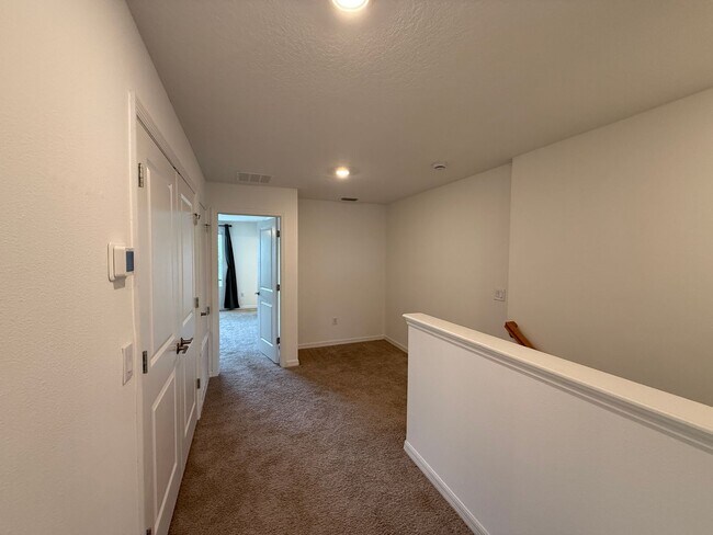 Building Photo - 3 Bedroom 2.5 Bath Townhouse W/1 Car garag...