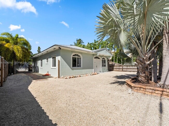 Building Photo - 6 SE Marlin Ave