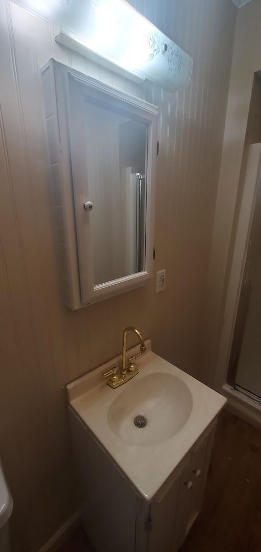 Building Photo - Large 4 Bedroom House On Hwy 105