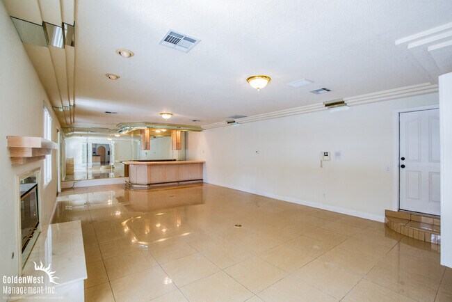 Building Photo - Stunning & Spacious 4Bdm 3.5Ba Home Located in the Heart of Las Vegas.