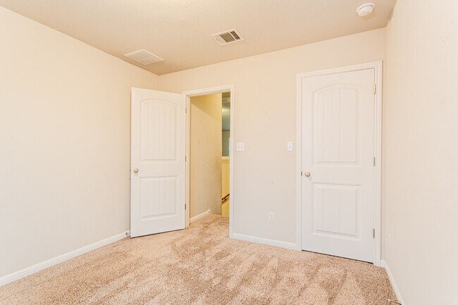 Building Photo - Bright & Spacious 5-Bedroom, 3-Bath Home i...