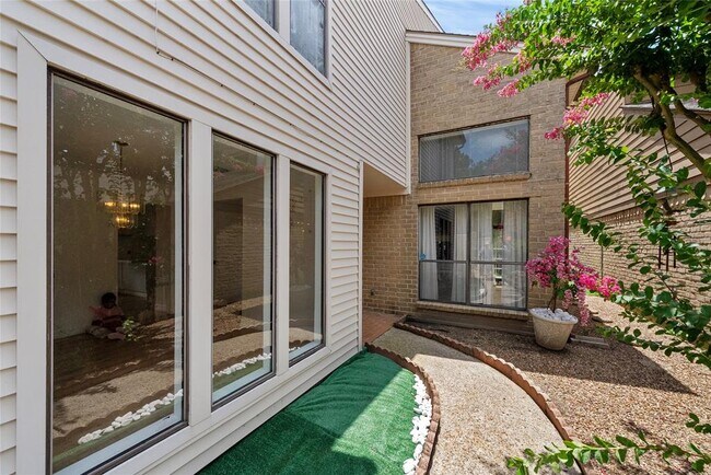 Building Photo - 8033 Oakwood Forest Dr