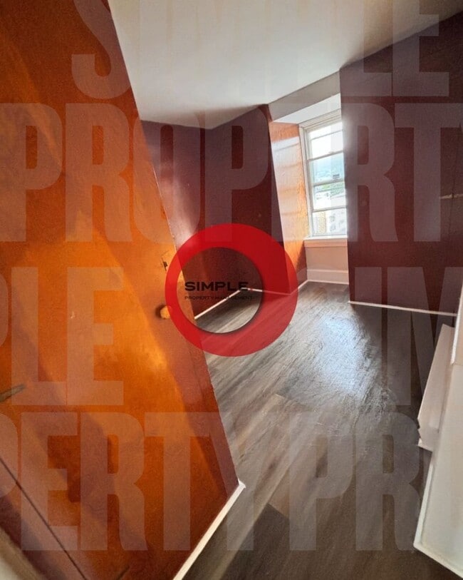 Building Photo - Huge 4-bedroom 1 bath in Historic District