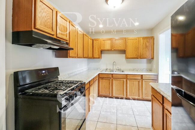 Building Photo - Immaculately kept 4 bedroom, 2 bathroom home