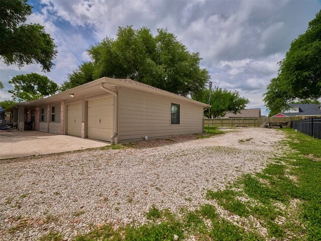 Building Photo - 9326 Kostelnik St