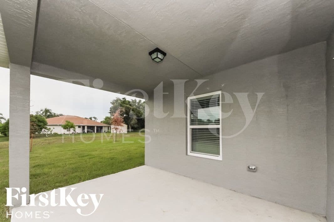 Building Photo - 797 SW Hillsboro Cir