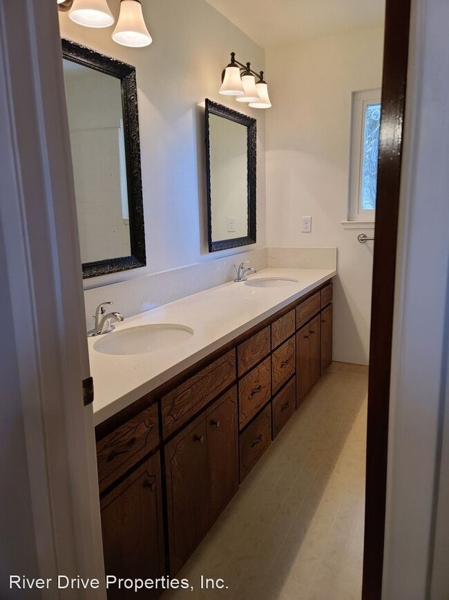 Building Photo - 4 br, 2.5 bath House - 3355 San Fernando C...