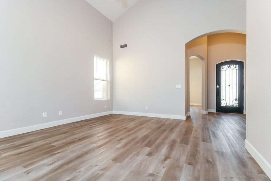 Building Photo - 6512 S 49th Dr