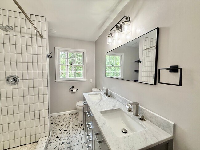 Building Photo - **OFFERING RENT PROMOTION FOR FIRST 6 MONT...