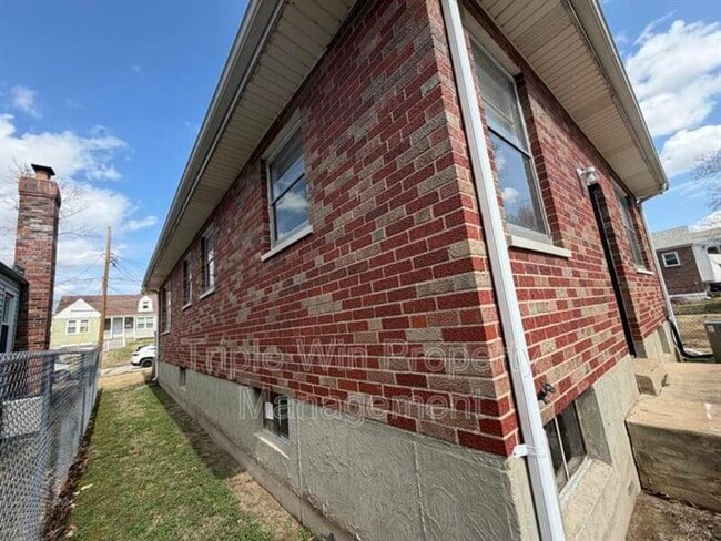 Building Photo - 7560 Alicia Ave