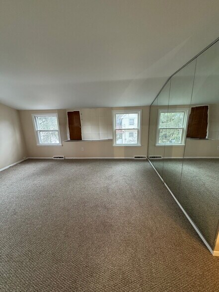 Building Photo - 2363 Mount Carmel Ave