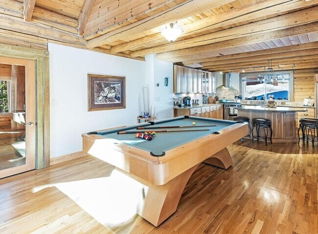 Building Photo - Charming Mountain Home