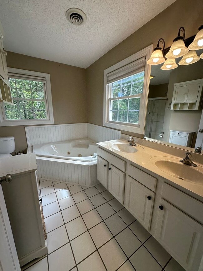 Building Photo - Large Weaverville Rental!