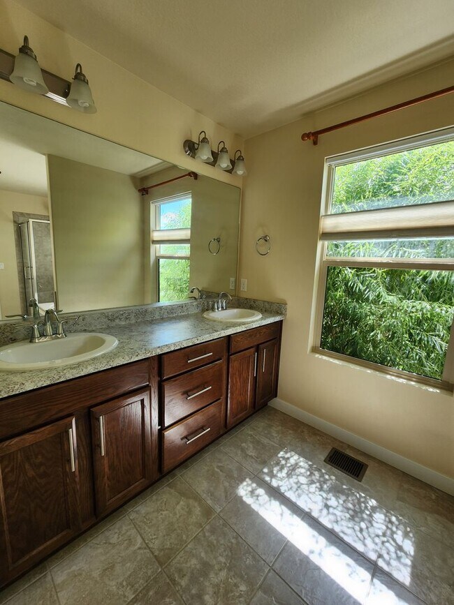 Building Photo - Luxury! 4 bdrm 3.5 bath HOUSE w/ Views! 2 car garage!