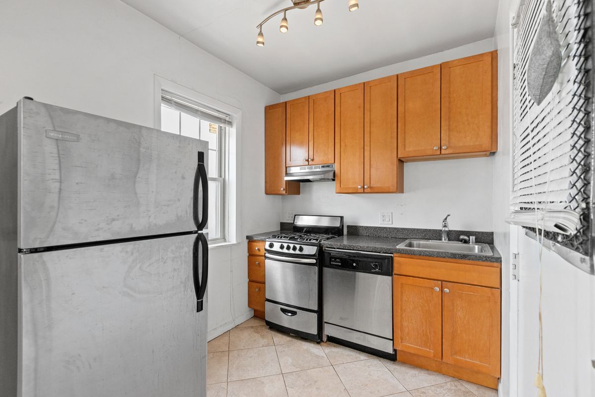 Building Photo - 4505 N Greenview Ave