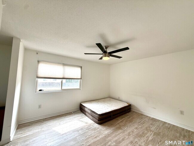 Building Photo - 9 Watch Hill Cir