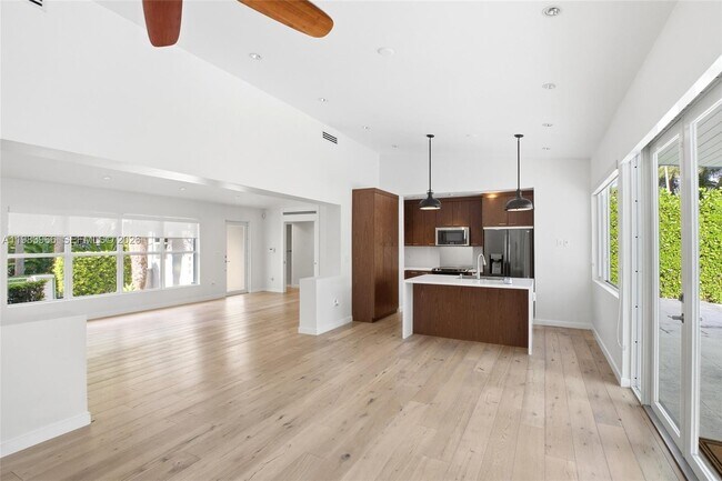 Building Photo - 1150 NE 91st St