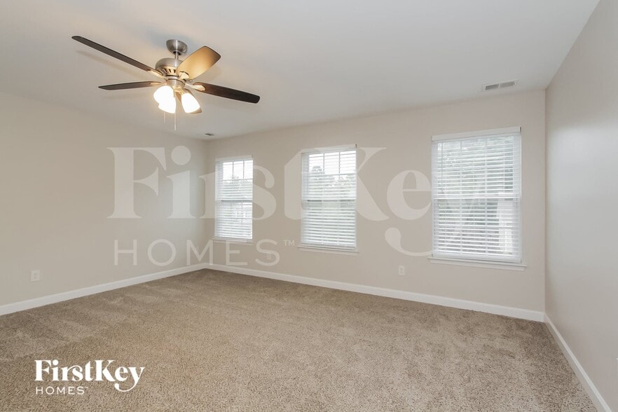 Building Photo - 240 Golden Valley Dr