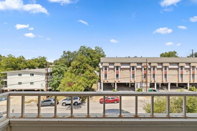 Building Photo - 3115 Helms St