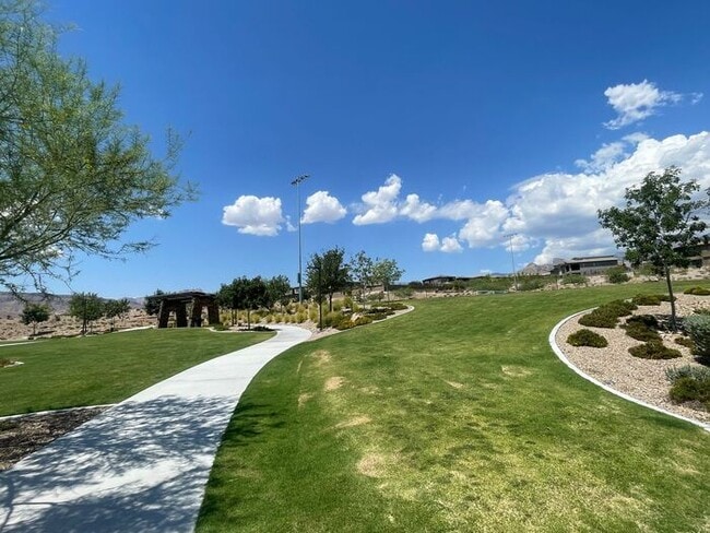 Building Photo - Carry Over Showing: This property has been...