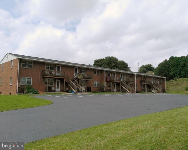 Primary Photo - 6 Orchard Hills Dr