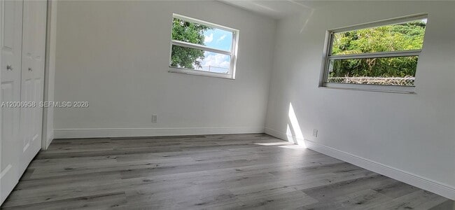 Building Photo - 3421 NE 5th Ave