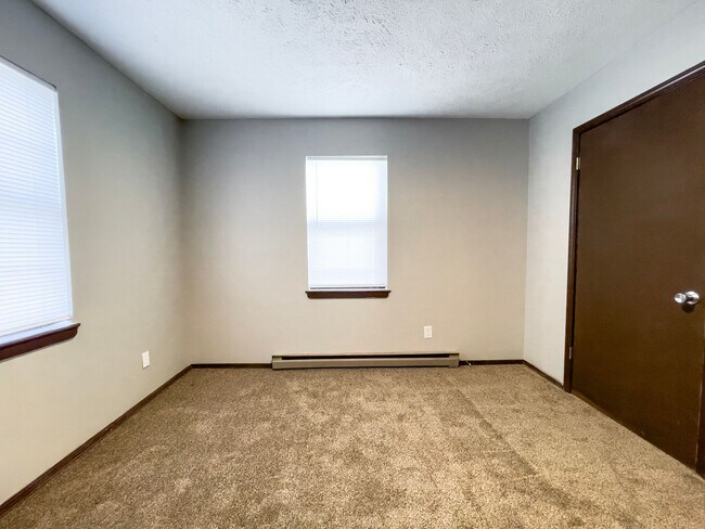 Building Photo - 2213 E Memorial Dr