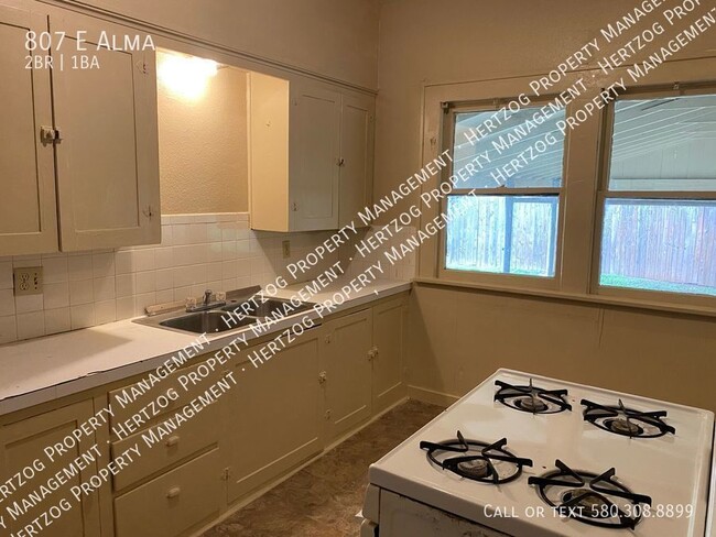 Building Photo - Charming 2 Bedroom Duplex with Basement an...