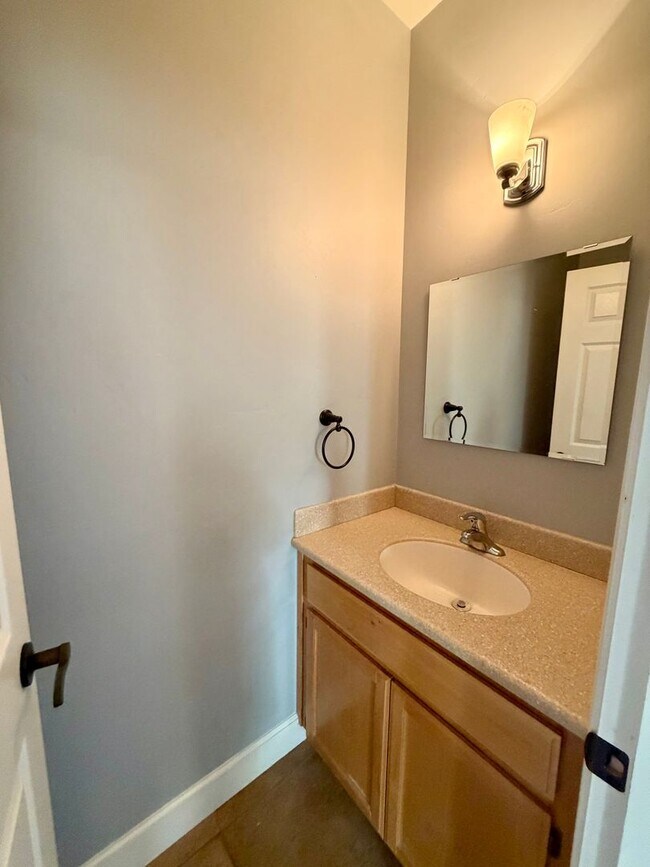 Building Photo - Beautiful 3 Bedroom 2.5 Bathroom Single Fa...