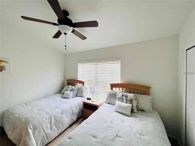 Building Photo - 2413 Silver Palm Dr