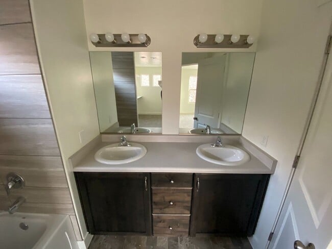 Building Photo - Modern Comfort Awaits – 4 Bed, 2.5 Bath To...