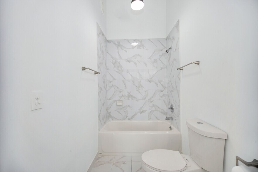 Building Photo - 470 Brainard St